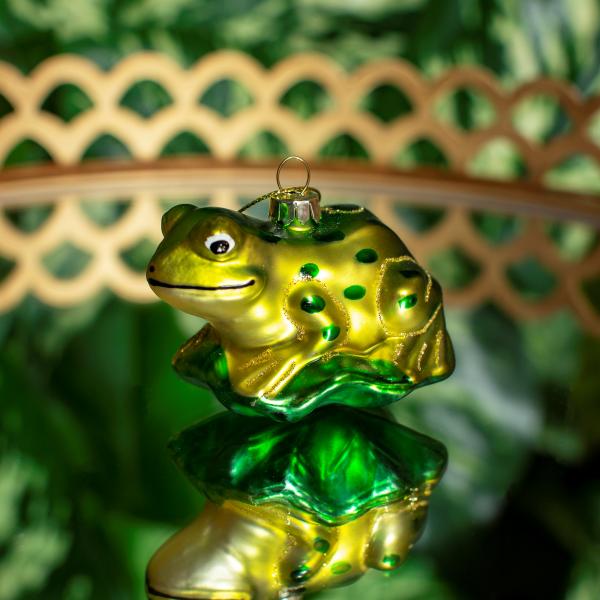 Kerstbal_Frog_on_a_Leaf_1